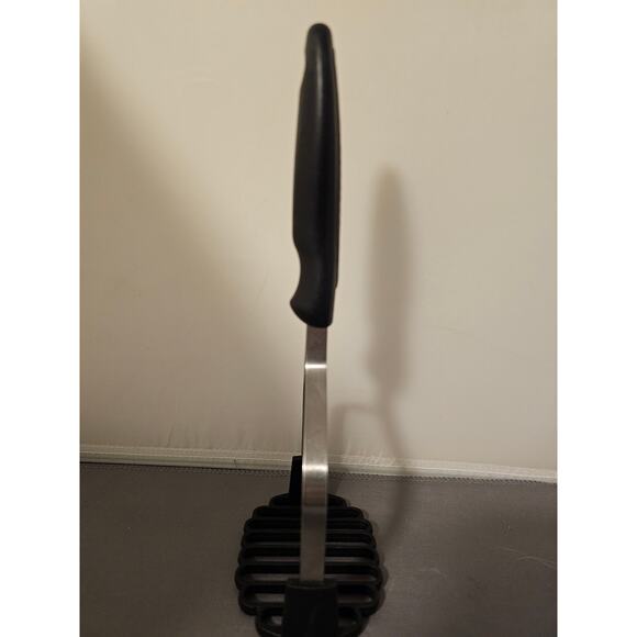 Stainless Steel 10" Potato Masher w/Black single hole plastic handle - Picture 4 of 6